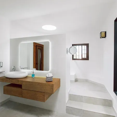 Villa Atlantis I *